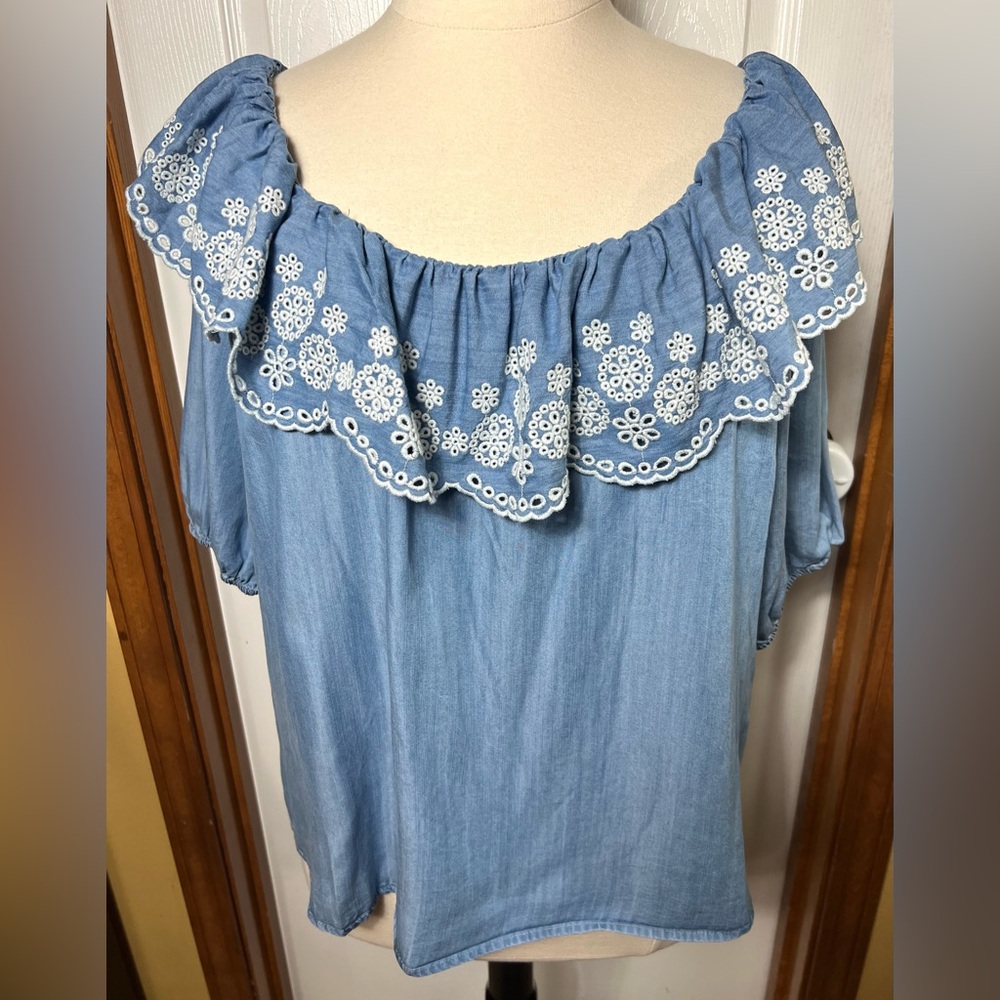 (NWOT) Time and Tru Embroidered Chambray Blouse Top Short Sleeve Size XXL (2X)